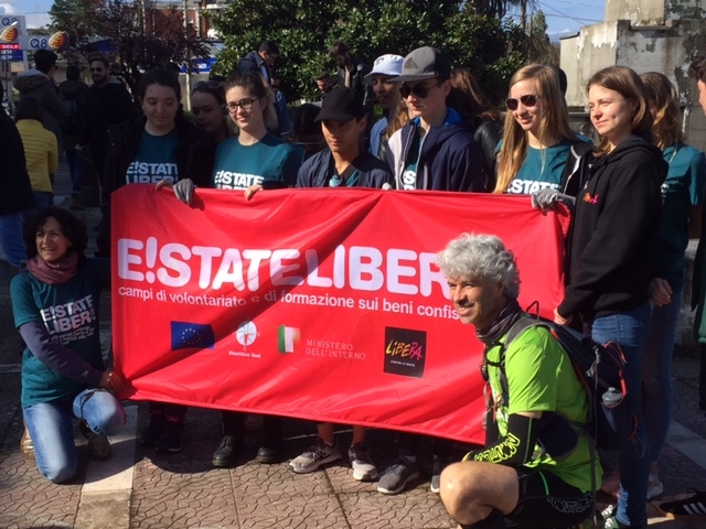Roberto Cavallo con gli studenti francesi impegnati sui campi di Libera
