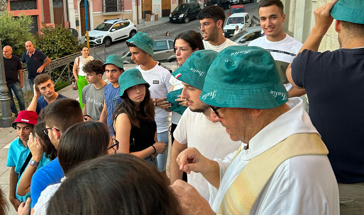 Il Parroco ed alcuni genitori che da ragazzi hanno vissuto l’esperienza delle GMG hanno conferito il mandato ai nostri ragazzi in partenza per la GMG di Lisbona